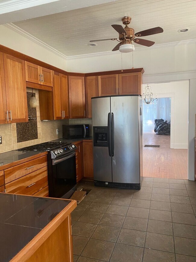 Foto del edificio - Renovated cottage in University area 2bed/2bath with all appliances, parking, and yard