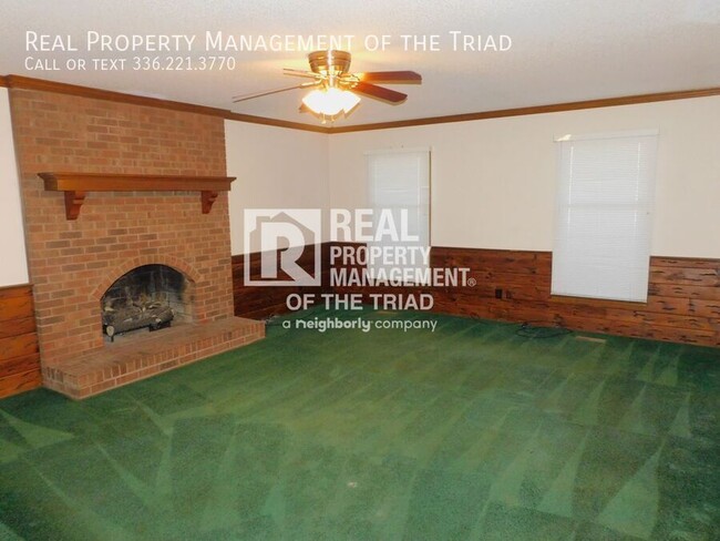 Foto del edificio - Huge 4BR/3BA Brick Home on a corner lot in...