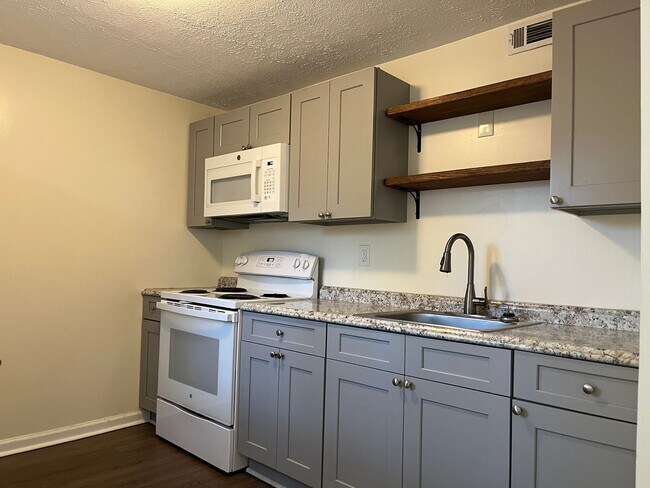 Foto del edificio - Spacious 3/2 Duplex Unit w/ Bonus Room Min...