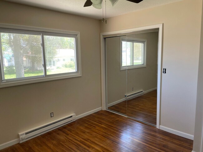 Foto del edificio - 2 Bedroom, 1 Bathroom Duplex in Camanche, IA