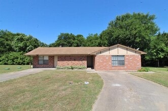 Building Photo - 119 Redbud Ct