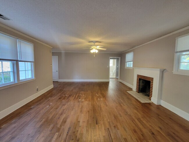 Foto del edificio - 2 Bedroom House off of Ogelthorpe Avenue