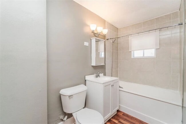 Building Photo - Charming 2 bedroom 1 bathroom townhouse