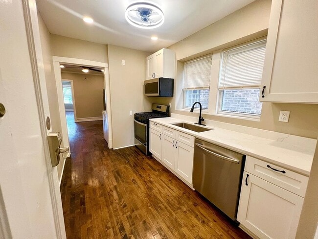 Building Photo - 5116 N Avers Ave