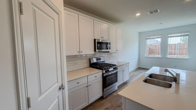 Foto del edificio - **MOVE IN READY HOME**