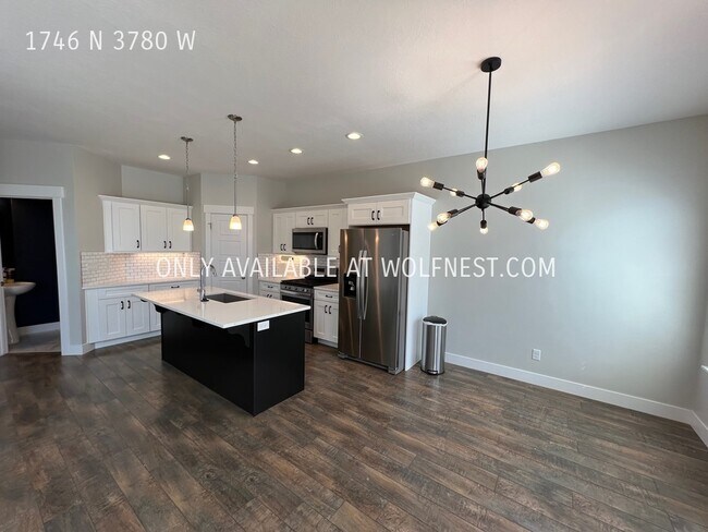 Building Photo - Stunning 4 Bedroom Lehi Townhome! No Depos...