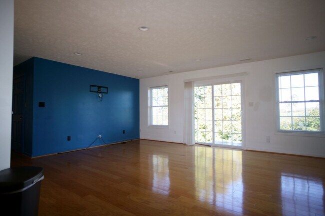 Building Photo - 3 Bed/2 Bath. Master on Main. Close to shopping, US 460, and I-81