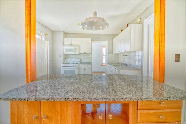 Foto del edificio - 92-32 Silver Rd