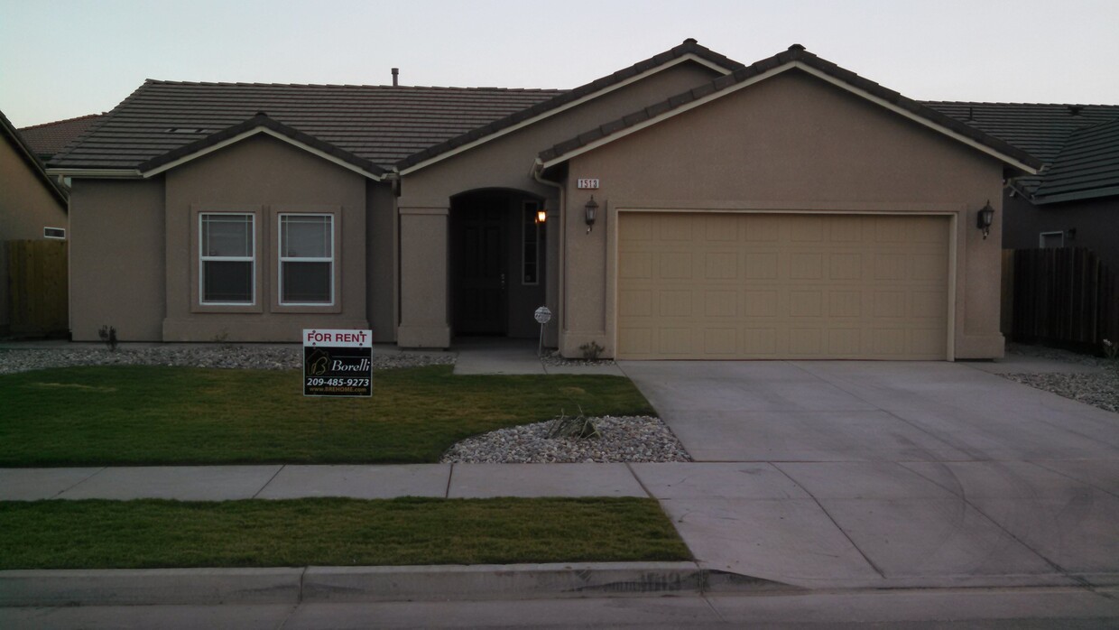 Foto principal - Beautiful Newer 4 Bedroom Home in Los Banos!
