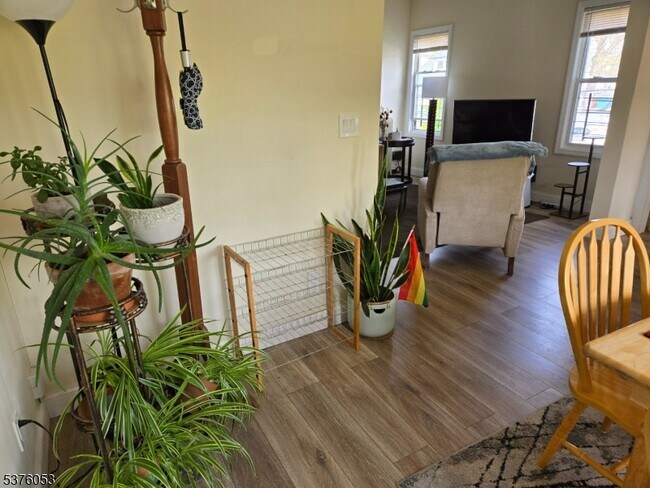 Foto del edificio - 70 Overlook Ave