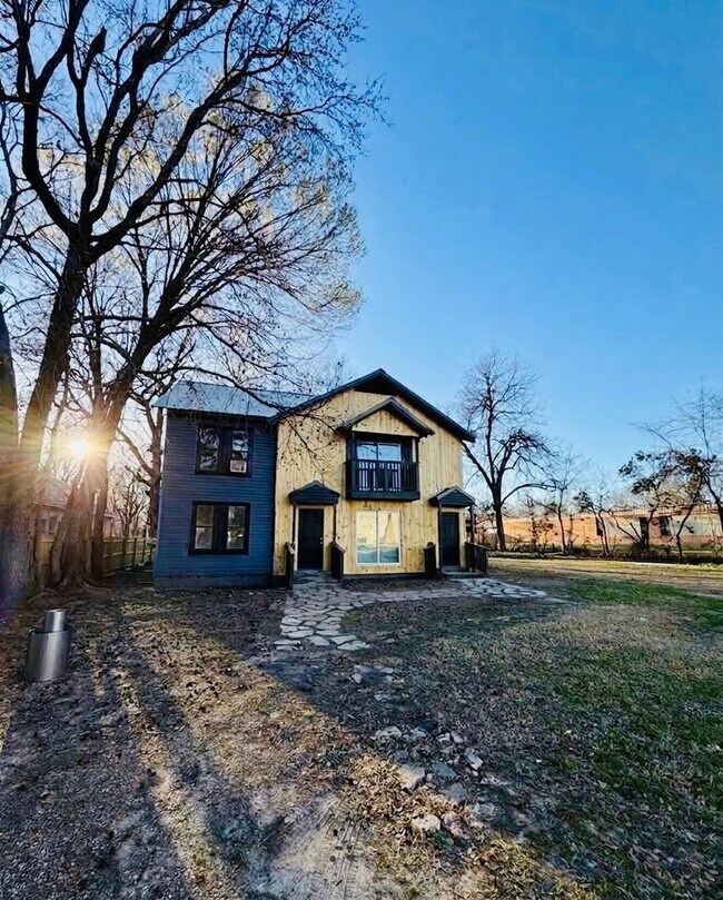 Building Photo - 2317-2319 Walnut St