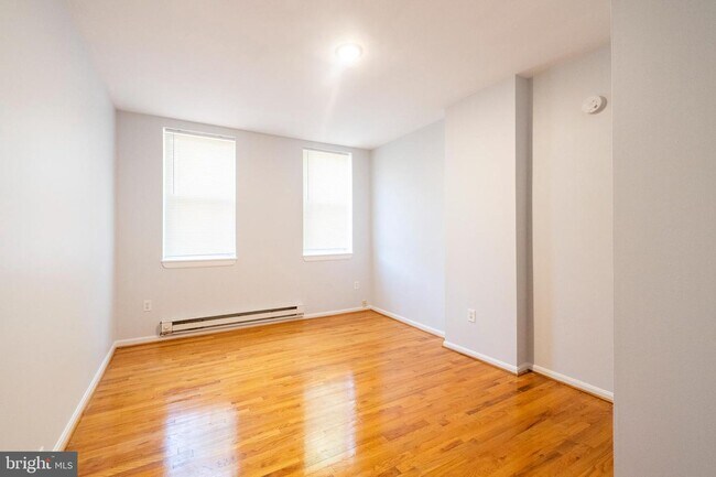 Building Photo - 812 Newington Ave