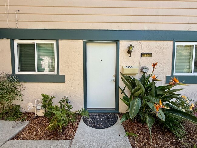 Building Photo - Renovated Townhome in Linda Mar