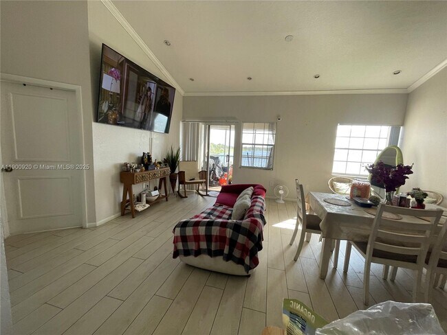 Foto del edificio - 2831 N Oakland Forest Dr