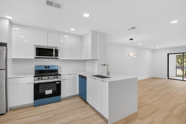 Foto del edificio - 300 W Hidden Valley Blvd