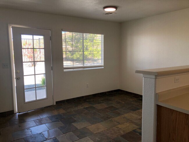 Foto del edificio - 2 BEDROOM / 2.5 BATHROOM TOWNHOUSE
