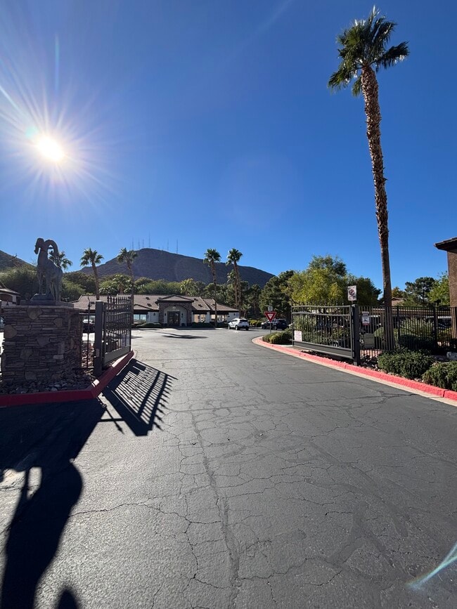 Entrance - 231 W Horizon Ridge Pky