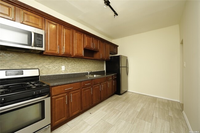 Building Photo - 198-07 Jamaica Ave