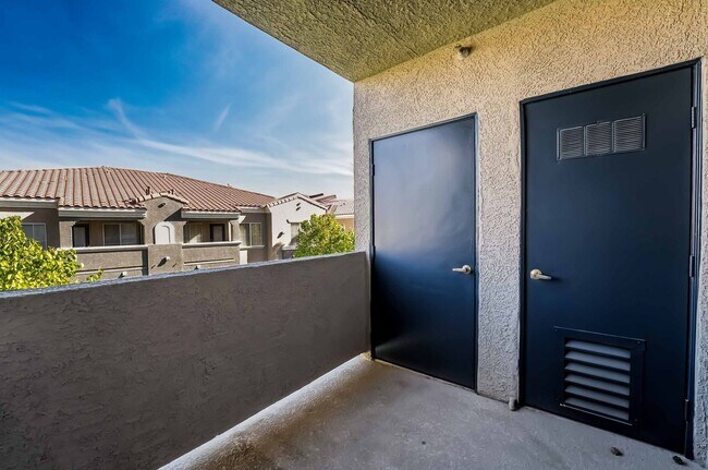 Foto del edificio - 3 Bedroom Open Layout Condo in Gated Commu...