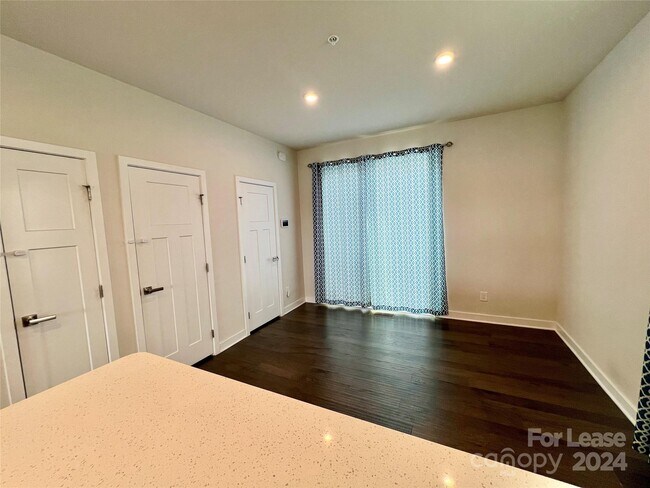 Foto del edificio - 240 Parkwood Ave