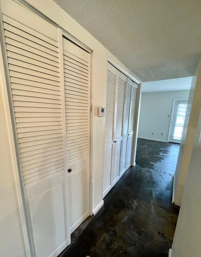 Building Photo - 2 Bed / 1 bath townhouse available now!