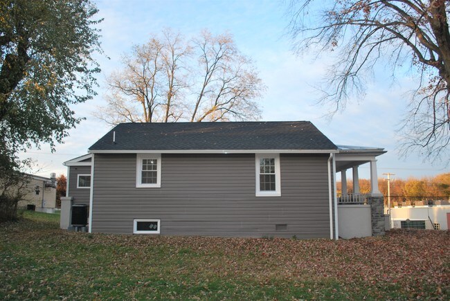Building Photo - 606 Stevens Ave