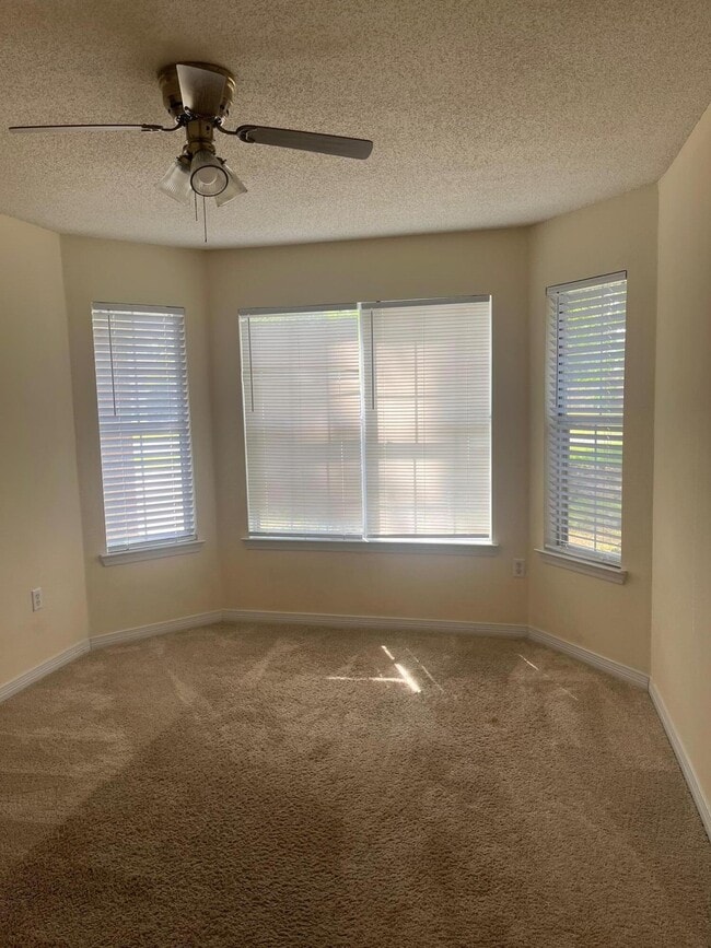 Building Photo - 2220 Fulva Dr