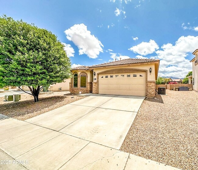 Building Photo - Stunning 4-Bedroom, 2-Bathroom home with C...