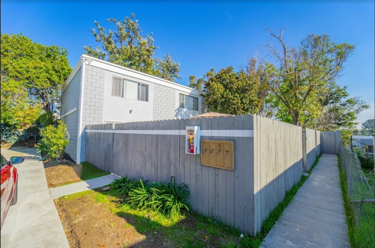 Primary Photo - Mellmanor Townhouse Apts