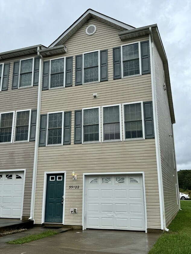 Foto principal - Spacious End-Unit Townhouse with 3 Beds, 3...