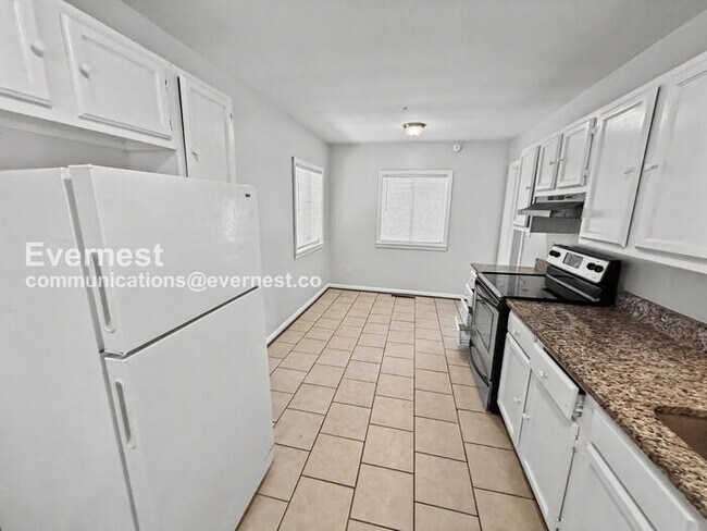 Building Photo - 3 Bed/1 Bath Home with Carport / Pet-Friendly / Available Now!