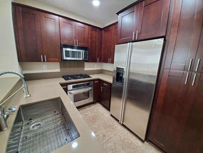 Building Photo - Gorgeous 3 Bed | 2.5 Bath Townhome in Windingwalk!