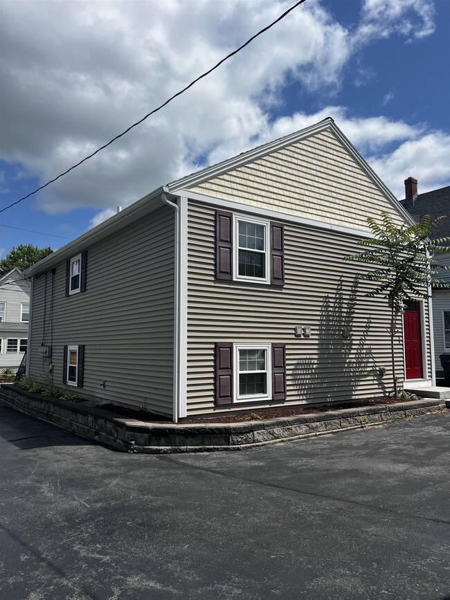 Building Photo - 811 Dix St