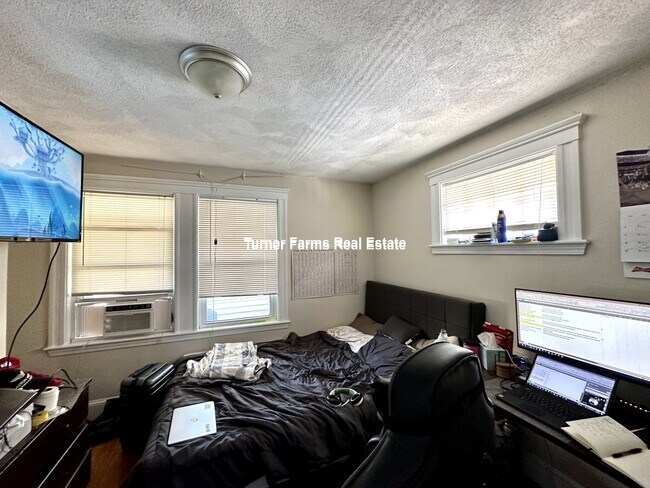 Building Photo - 56 Gordon St