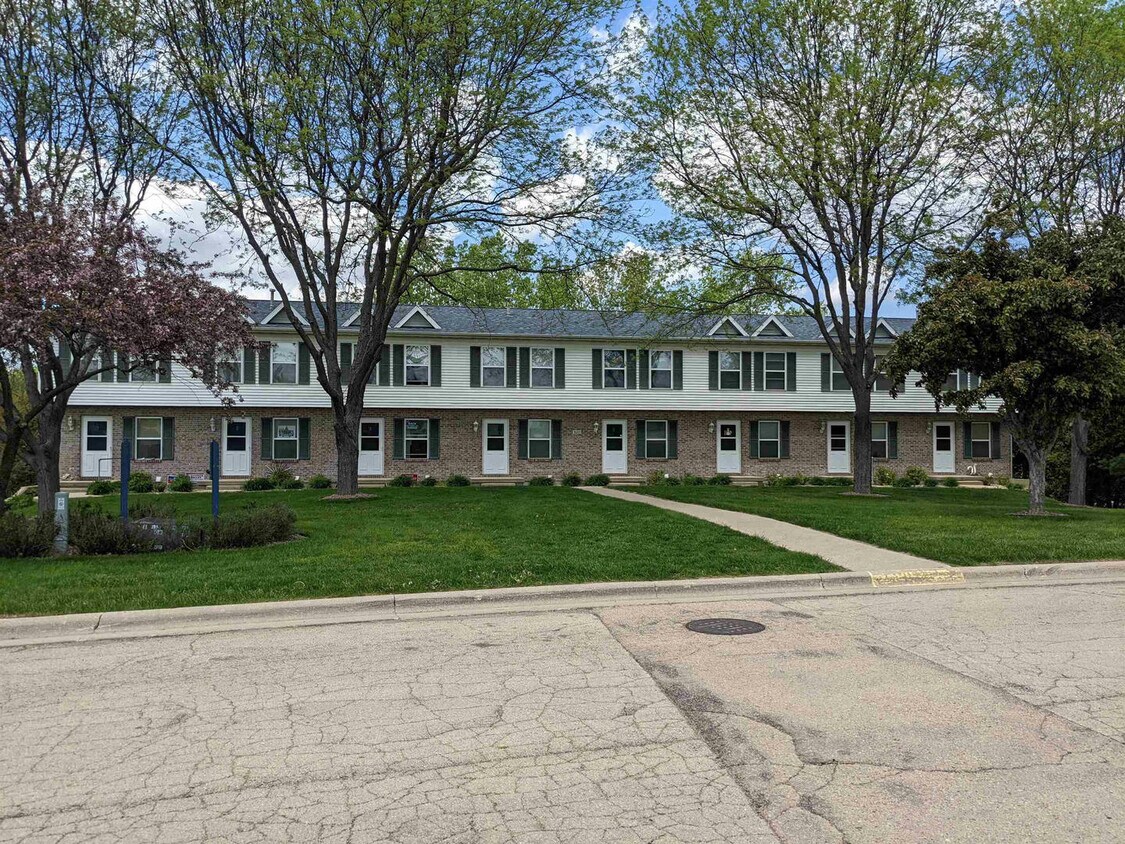 3122 W Kunkle Blvd Unit 2, Freeport, IL 61032 Condo for Rent in