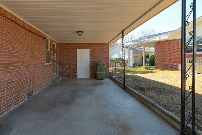 Building Photo - Charming 3-Bed home in Cayce with a spacio...