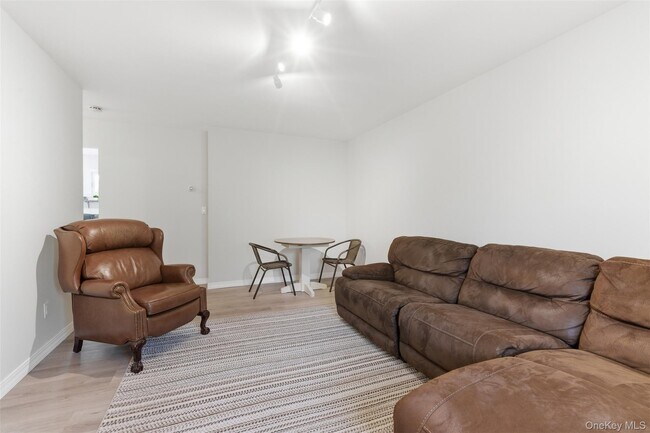 Foto del edificio - 120 Greenlawn Rd