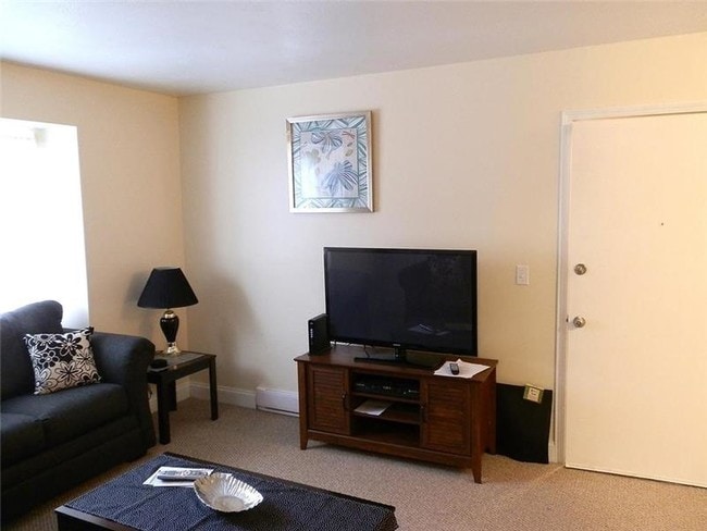 Building Photo - 1043 Broadway St