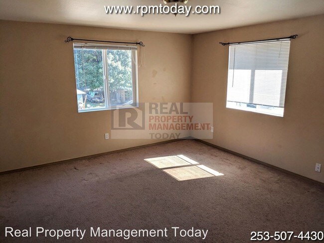 Building Photo - 1555-1557 W Railroad Ave