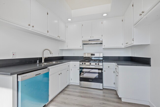 Foto del edificio - Stunning One Bedroom LOFT with Vaulted Cei...