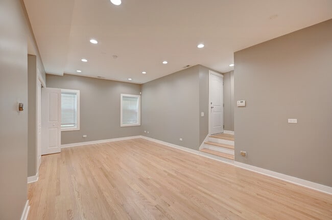 Building Photo - 1430 N Maplewood Ave