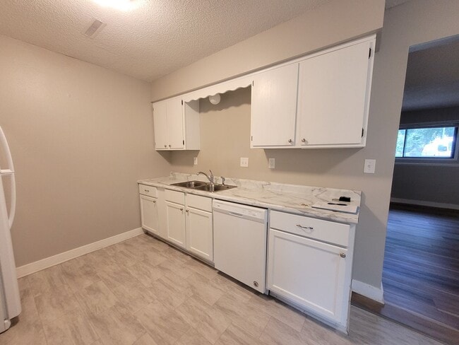 Building Photo - 3 Bedroom with Fenced Yard!