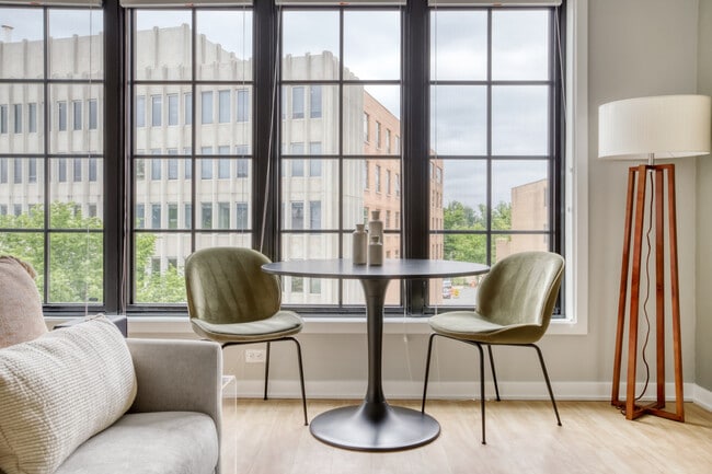 Foto del edificio - 2210 Wisconsin Ave NW