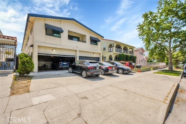 Building Photo - 612 N Sycamore Ave