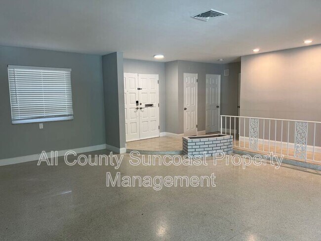 Foto del edificio - 879 45th Ave NE