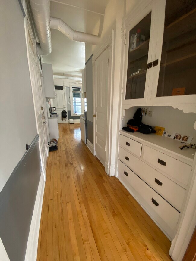 Classic Chicago style built in. - 909 N Winchester Ave