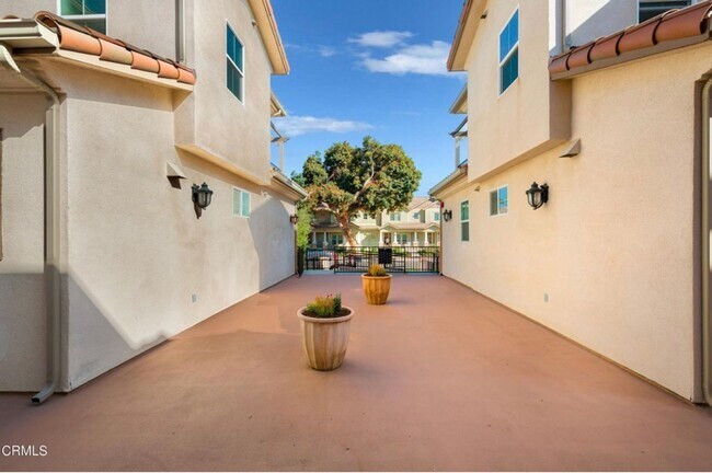 Building Photo - Alhambra 2 beds 2 bath Townhouse for lease