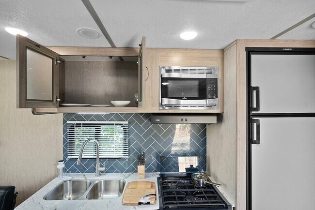 Building Photo - 2014 Newman St