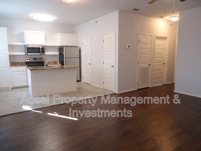 Building Photo - 401 E Ebony Ave