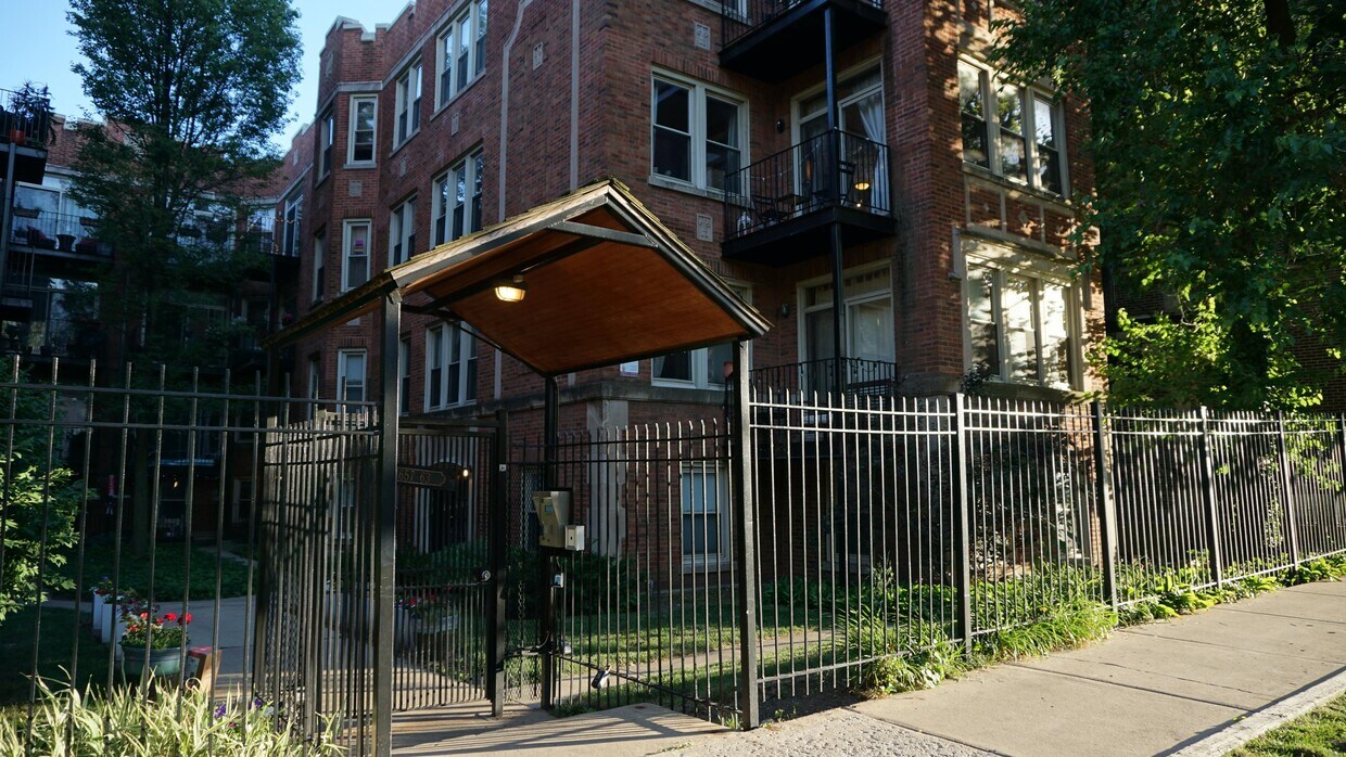 Primary Photo - 1663 W Pratt Blvd